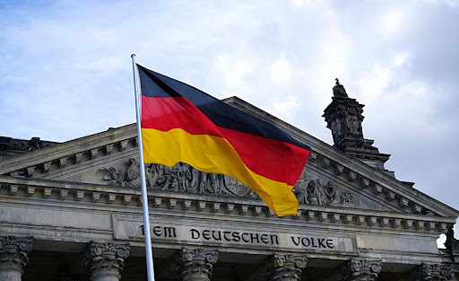 Reichstagsgebäude mit Giebelinschrift "Dem deutschen Volke"